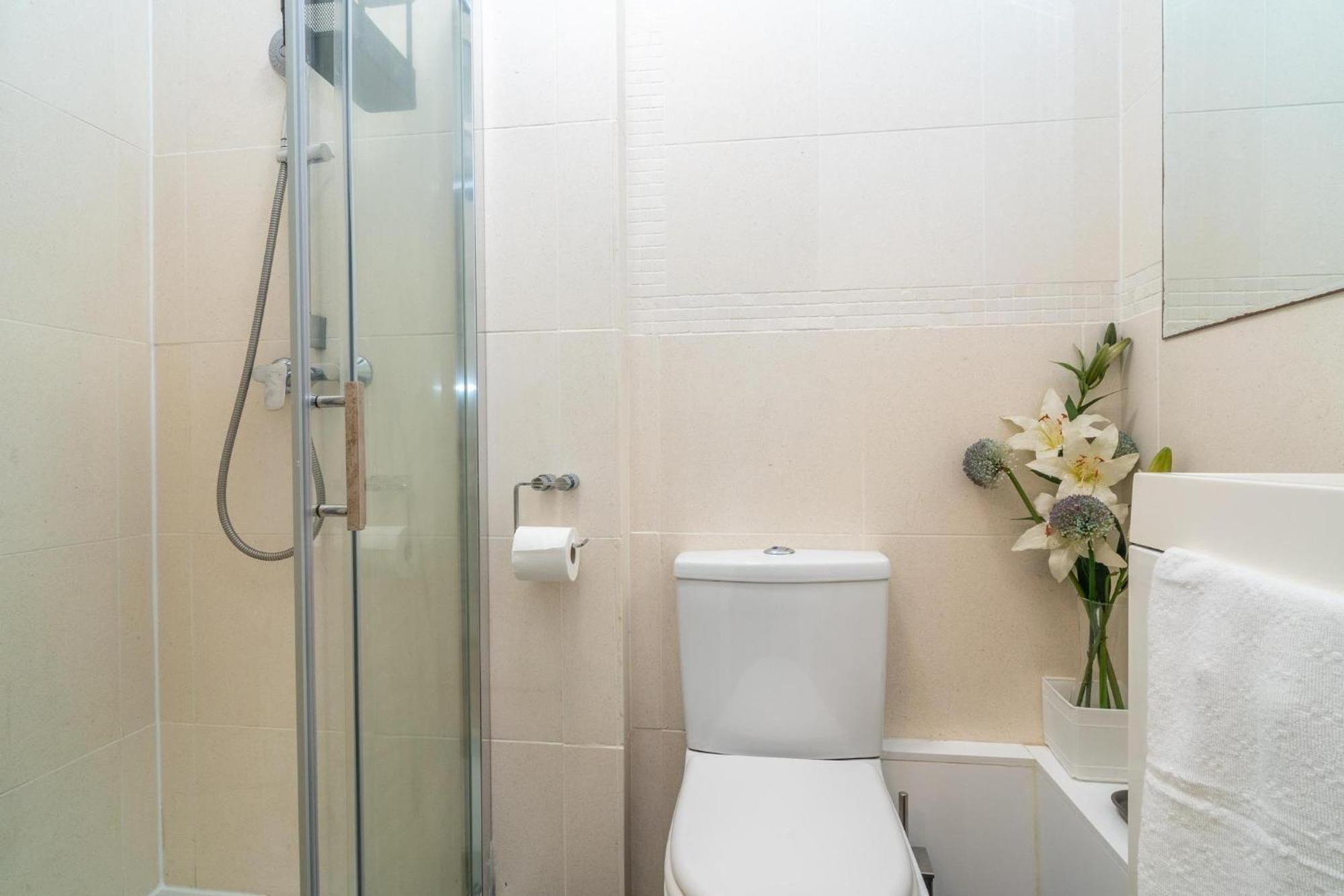 Location! 2 Bed/2Bath - Pro Host Apartment London Exterior photo