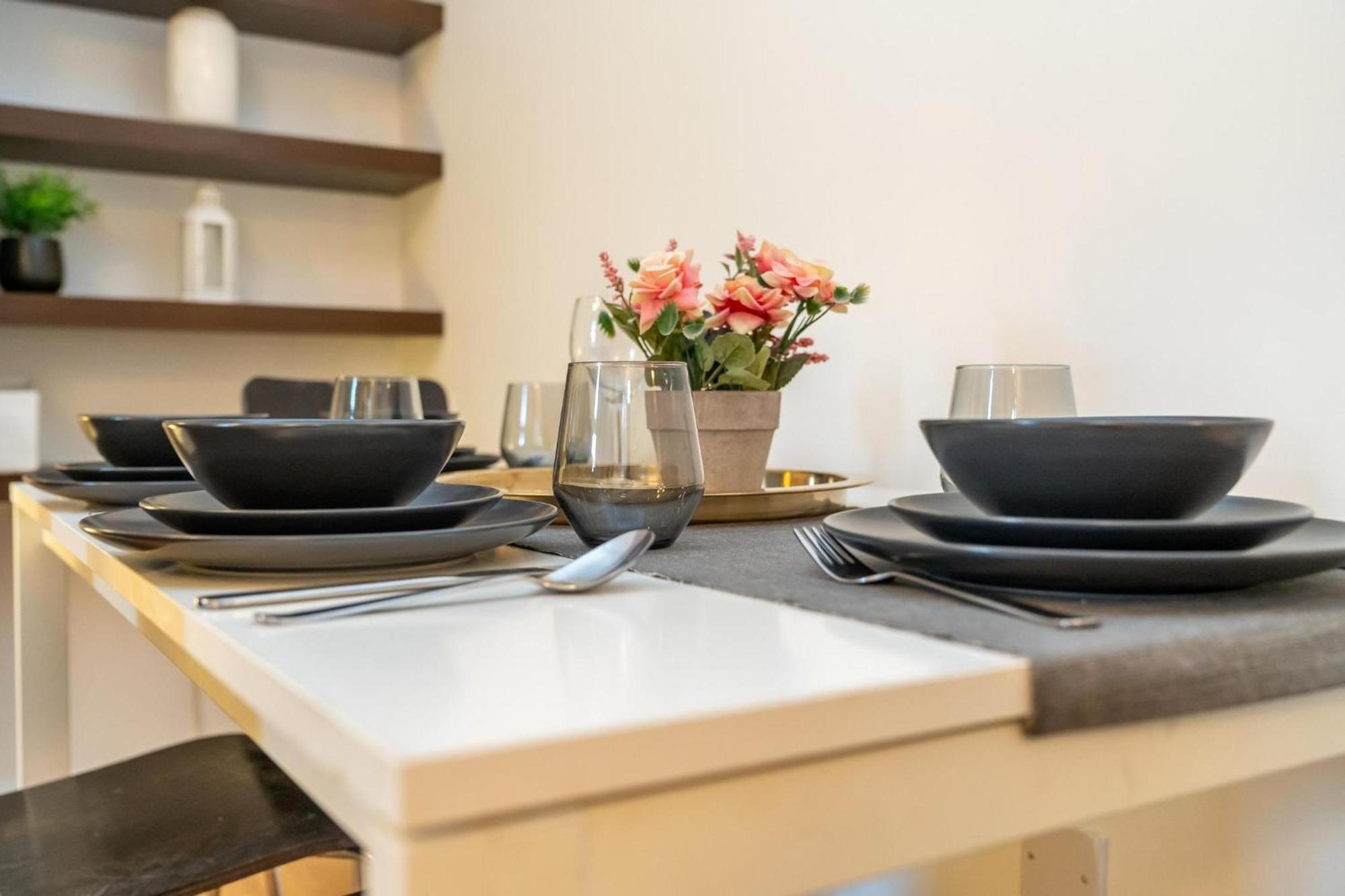 Location! 2 Bed/2Bath - Pro Host Apartment London Exterior photo